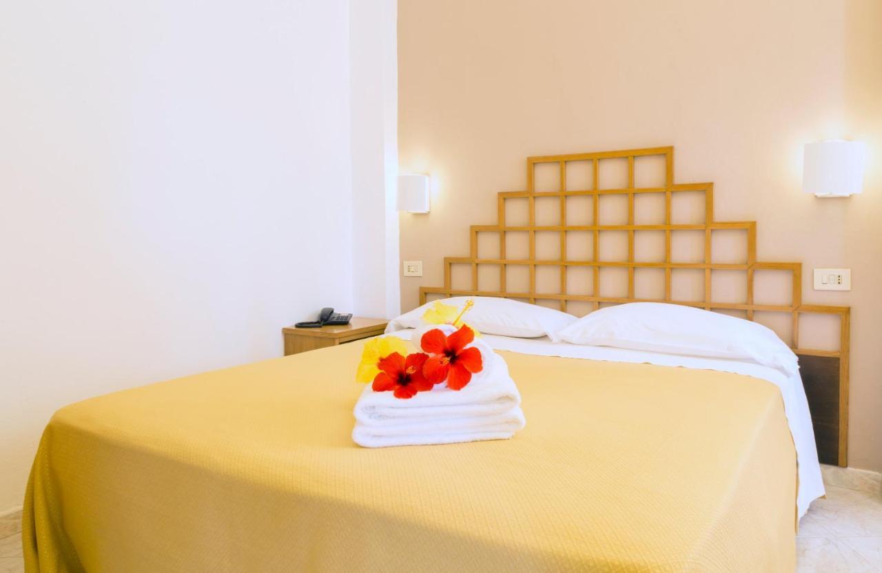 Hotel Villaggio Cala Di Volpe Capo Vaticano Luaran gambar